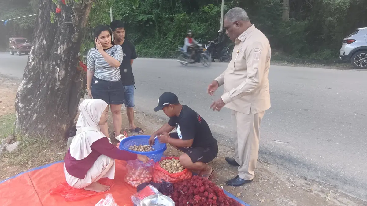 Wali Kota Jayapura, Abisai Rollo saat meninjau pedagang buah di pinggir jalan, Kamis (2/4/2026) sore. (Ceposonline.com/Takim).