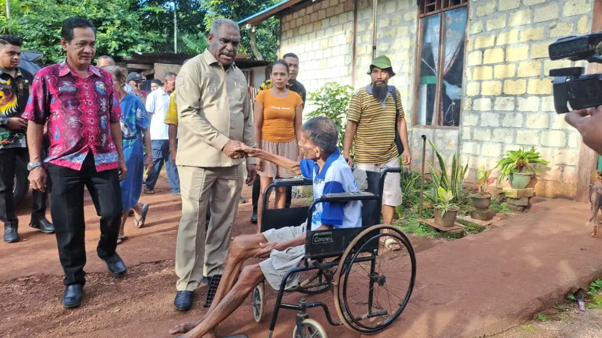 Wali Kota Jayapura, Abisai Rollo saat menyapa seorang lansia di sela kunjungan di Jayapura Utara, Kamis (2/4/2026) sore.