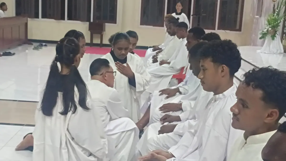 Pastor Paroki Santo Mikhael Kudamati Merauke Dalmasius Tio Refwutu, Pr, saat melakukan pembasuhan kaki seperti yang dilakukan Yesus dengan membasu kaki 12 muridNya, pada perayaan Kamis Putih, Kamis (2/4/2026). (CEPOSONLINE.COM/SULO) &nbsp;