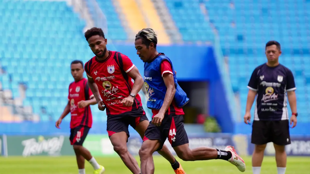 Pemain Persipura, Bima Ragil dan Williams Lugo saat berebut bola dalam uji coba lapangan di Stadion Batakan, Balikpapan, Jumat (3/4/2026). (CEPOSONLINE.COM/DOK PERSIPURA).