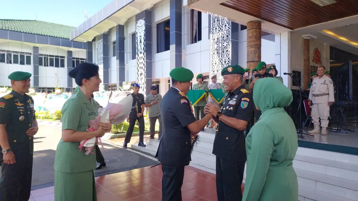 Prosesi Sertijab Pangdam Mayjen TNI Amrin Ibrahim, dengan Mayjen TNI Febriel Buyung Sikumbang, di Makodam XVII/Cenderawasih, Kamis (2/4/2026). (CEPOSONLINE.COM/KAREL)