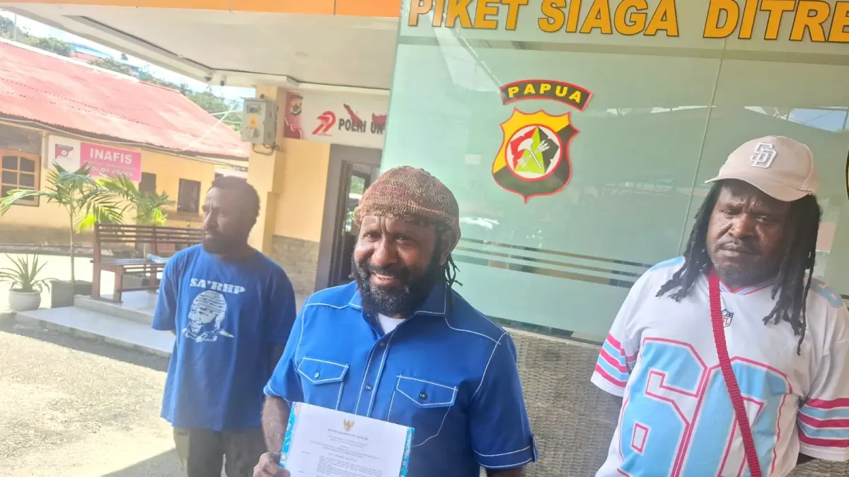 Ricky Ham Pagawak melaporkan kasus dugaan pemalsuan tanda tangan Honorer K2 Kab. Mamberamo Tengah di Polda Papua, Kamis, (2/4/2026) (CEPOSONLINE.COM/KAREL)