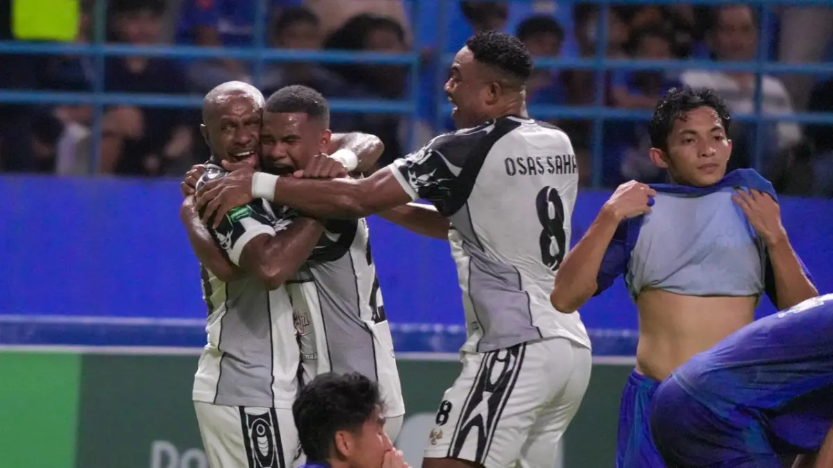 #OLAHRAGA#




Boaz Solossa bersama rekannya melakukan selebrasi usai mencetak gol kegawang Persiba Balikpapan. (CEPOSONLINE.COM/Dok Persipura).

