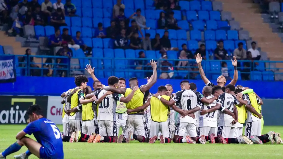 Para pemain Persipura saat berkumpul bersama ditengah lapangan untuk memanjatkan doa usai meraih kemenangan dari Persiba Balikpapan. (CEPOSONLINE.COM/DOK PERSIPURA).