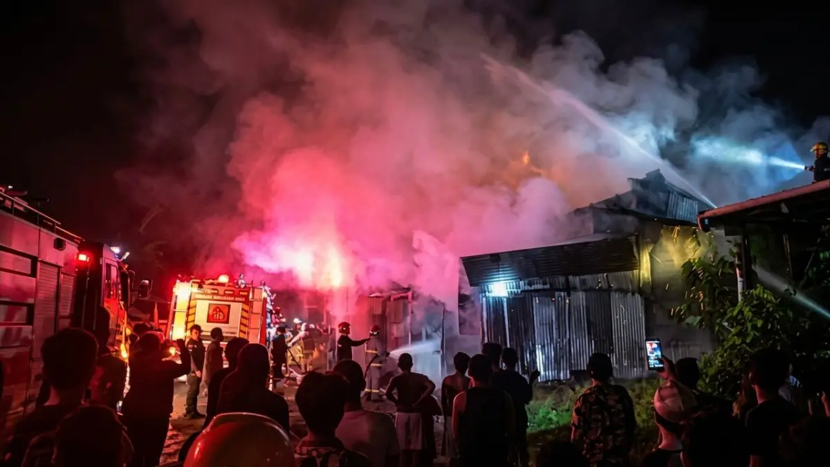 Sejumlah armada pemadam kebakaran bersama personel gabungan dan dibantu warga saat memadamkan api di Jalan Poros Timika-Mapurujaya Km 8, Distrik Wania, Kabupaten Mimika, Sabtu (4/4/2026) malam.&nbsp; (CEPOSONLINE.COM/WAHYU) 