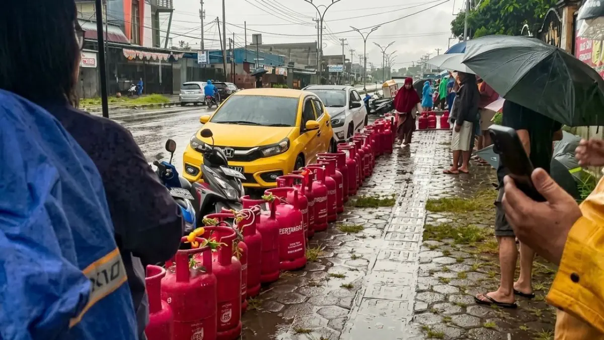 Antrean panjang tabung gas elpiji di depan PT Mitra Indimatam Nusantara, Jalan Yos Sudarso, Distrik Wania, Kabupaten Mimika, Papua Tengah, Senin (6/4/2026). (Ceposonline.com/ Istimewa).&nbsp;