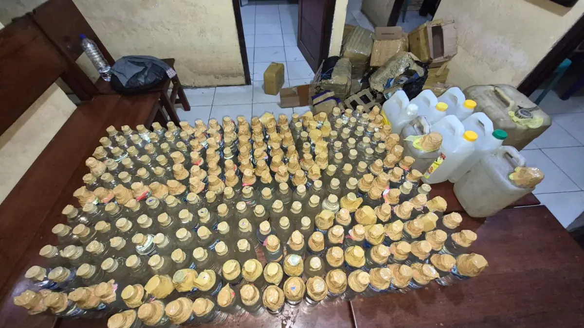 Barang bukti miras jenis sopi yang berhasil disita aparat gabungan di dermaga pelabuhan Poumako, Senin (6/4/2026) dini hari. (Foto: Istimewa).