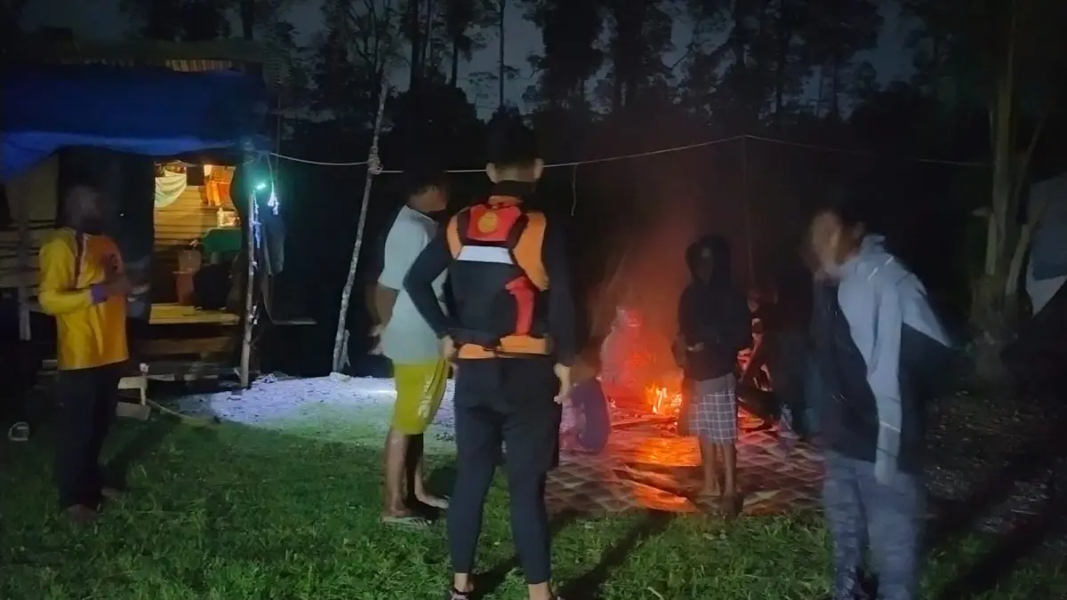 Momen krusial saat tim SAR gabungan dan keluarga korban berhasil melacak posisi 28 penumpang yang terdampar di kawasan Pasir Hitam. (Ceposonline.com/ Istimewa).