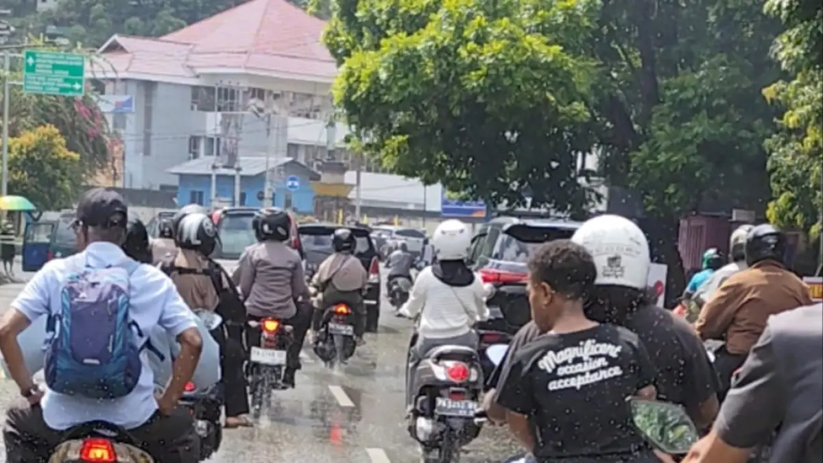Para pengendara motor melaju di depan jalan Koti Jayapura saat gerimis, beberapa waktu lalu. (ceposonline.com/weny)