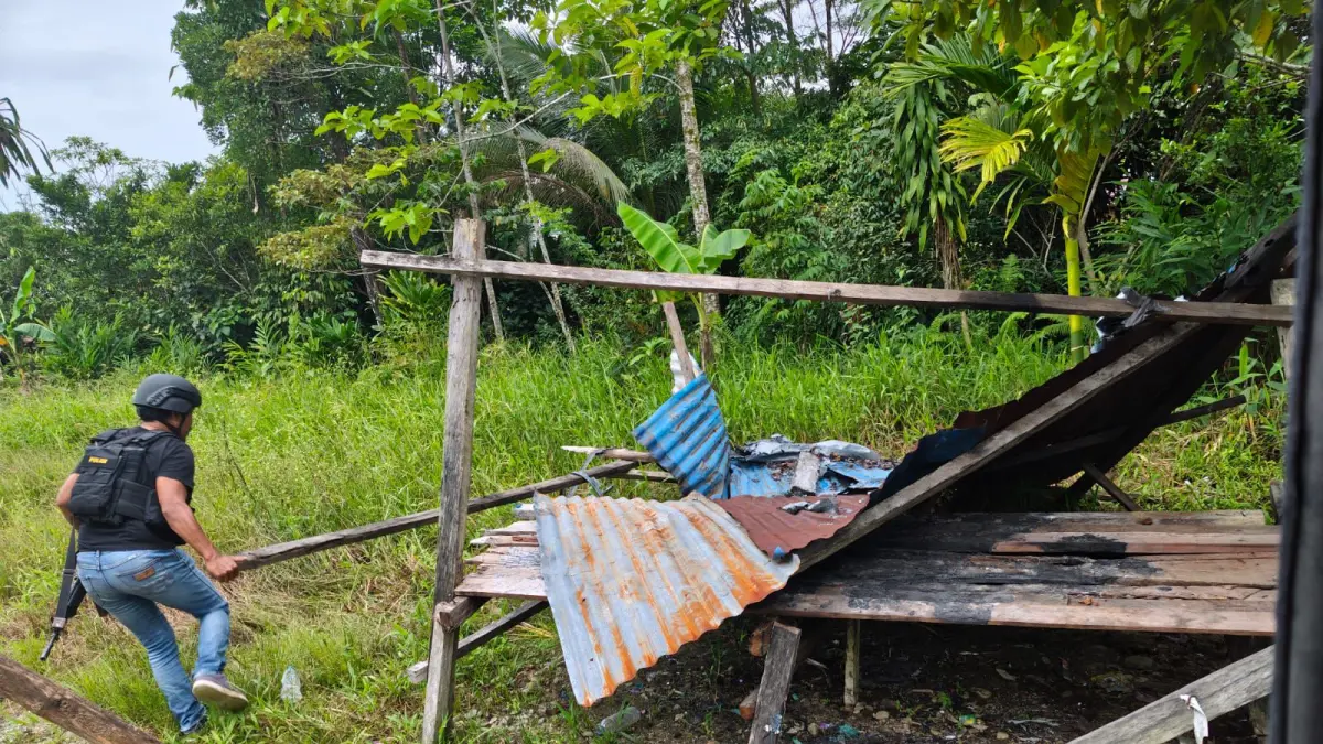 Personel Polsek Kuala Kencana saat melakukan penyisiran dan pembongkaran pos pemalangan liar di kawasan Kali Wania, Distrik Kuala Kencana, Mimika, Senin (6/4/2026). (Ceposonline.com/ Istimewa)