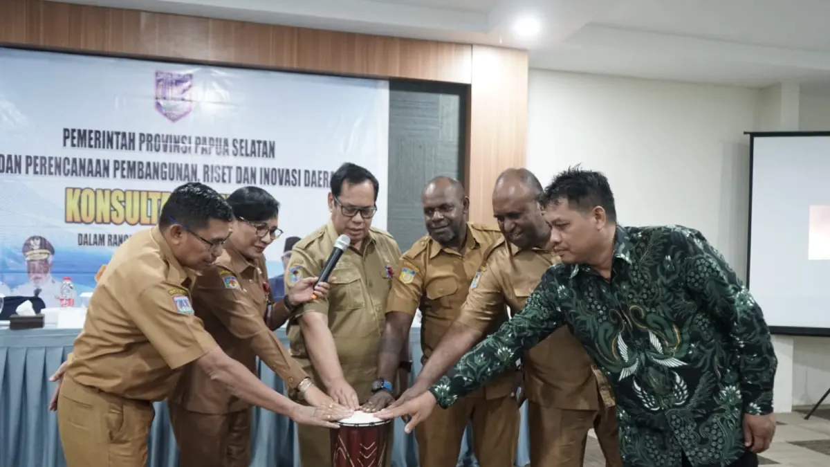 Asisten I Sekretariat Daerah Provinsi Papua Selatan Bidang Pemerintahan dan Kesejahteraan Rakyat, Agustinus Joko Guritno mewakili Gubernur Apolo Safanpo bersama para peserta pada konsultasi Rencana Kerja Pemerintah Daerah Provinsi Papua Selatan tahun 2027, Selasa (7/4)&nbsp; &nbsp;