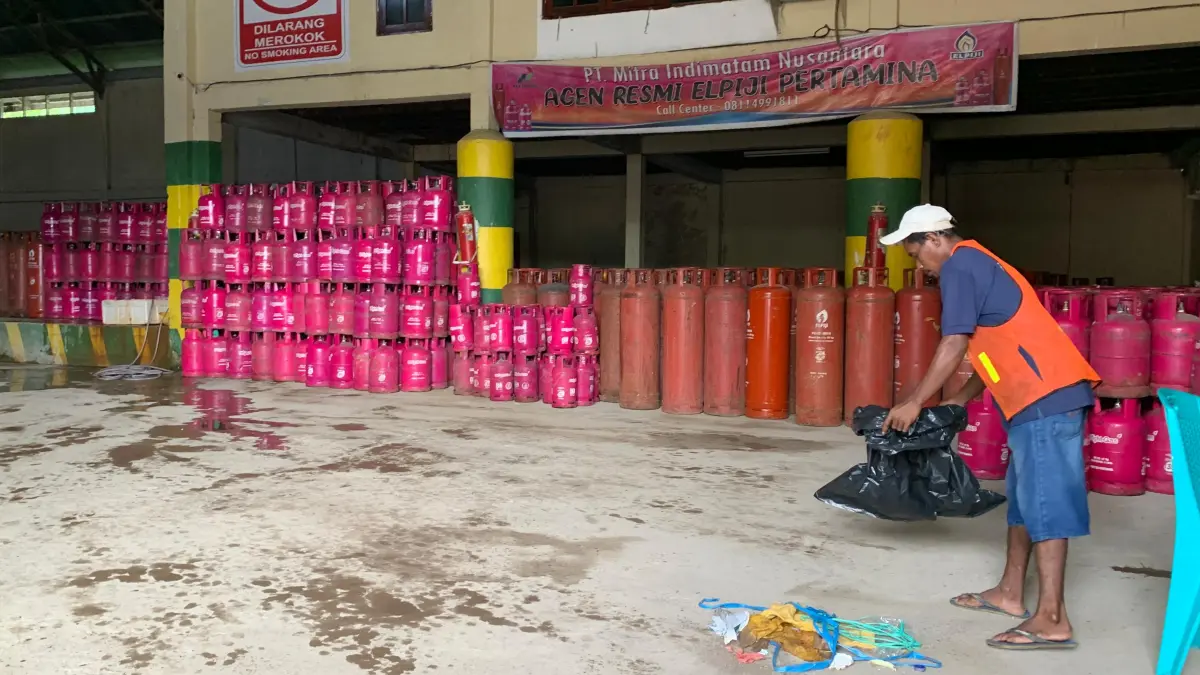 IIustrasi: Sejumlah tabung gas LPG sedang terpajang rapi di dalam sebuah gedung. (Foto: CENDERAWASIH POS/MOH. WAHYU WELERUBUN)
