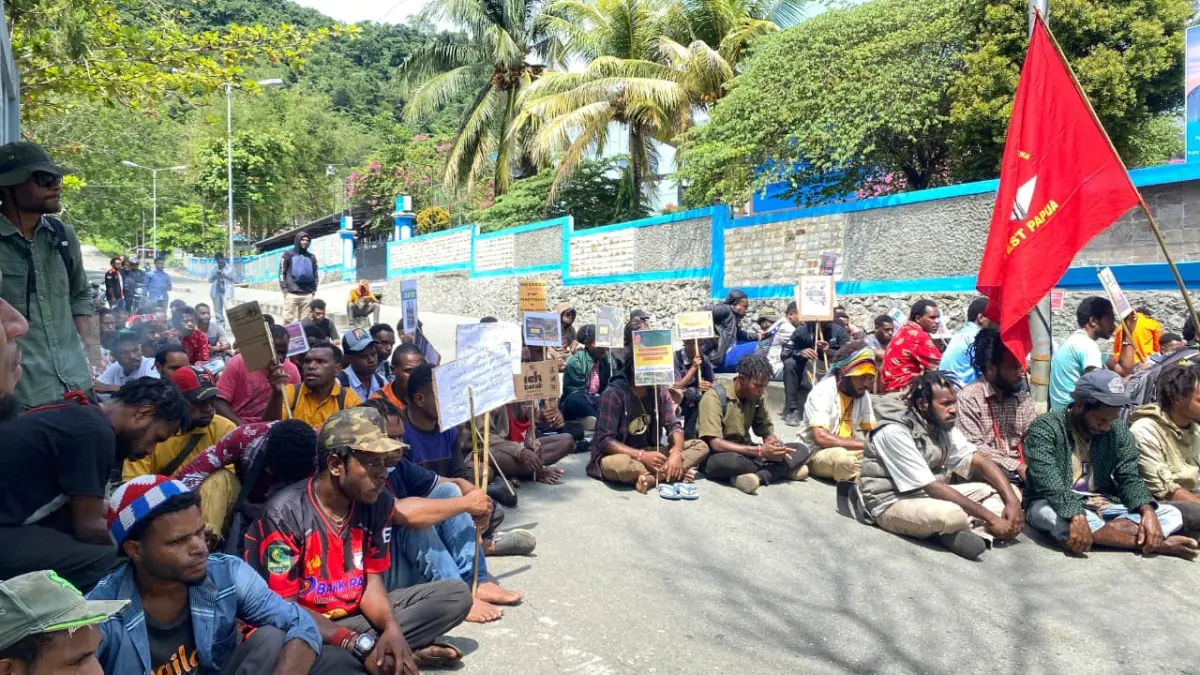Mahasiswa yang tergabung dalam KPP FIM-WP saat melakukan aksi mimbar bebas di Uncen bawah, Abepura, Distrik Abepura, Kota Jayapura, Selasa (7/4/2026). (CEPOSONLINE.COM/JIMMY) 