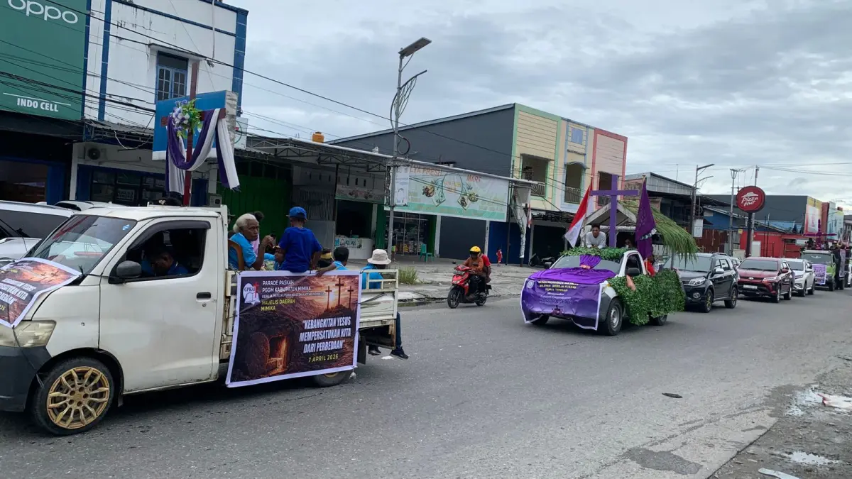 Ratusan kendaraan hias yang merepresentasikan berbagai denominasi gereja dan komunitas lintas agama memadati jalanan protokol Timika dalam perayaan Parade Paskah PGGM, Selasa (7/4/2026). (Foto: CEPOSONLINE.COM/MOH. WAHYU WELERUBUN)&nbsp;