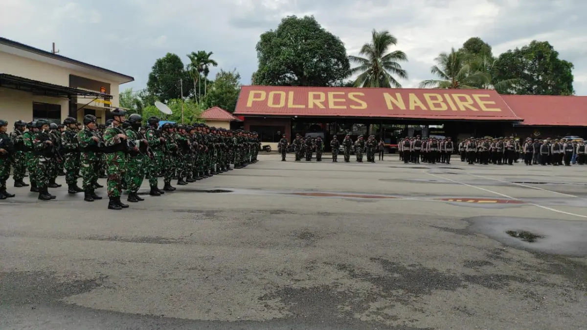 Suasana Apel Gabungan di Halaman Polres Nabire. (CEPOSONLINE.COM/THERESIA F. TEKEGE)&nbsp;