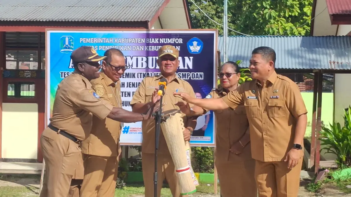 Bupati Biak Numfor Markus O. Mansnembra, SH.,MM membuka pelaksanaan TKA dan ujian sekolah di SMP Negeri 3 Biak Kota, Selasa (07/04/2026).&nbsp; PALEMBANGAN/CENDERAWASIH POS&nbsp;