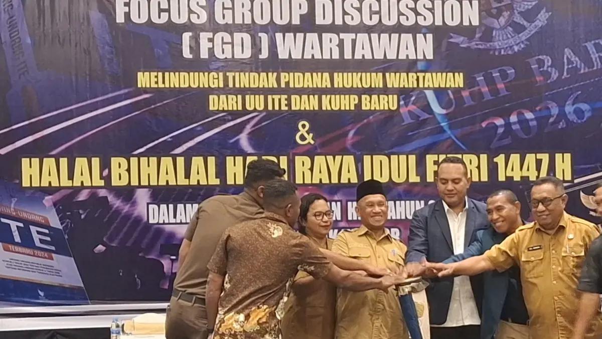 Bupati Markus O Mansnembra, SH.,MM membuka Focus Group Discussion (FGD) Forum Wartawan Biak, di Swissbell Hotel, Selasa (07/04/2026). (CEPOSONLINE.COM/FIKTOR PALEMBANGAN) 