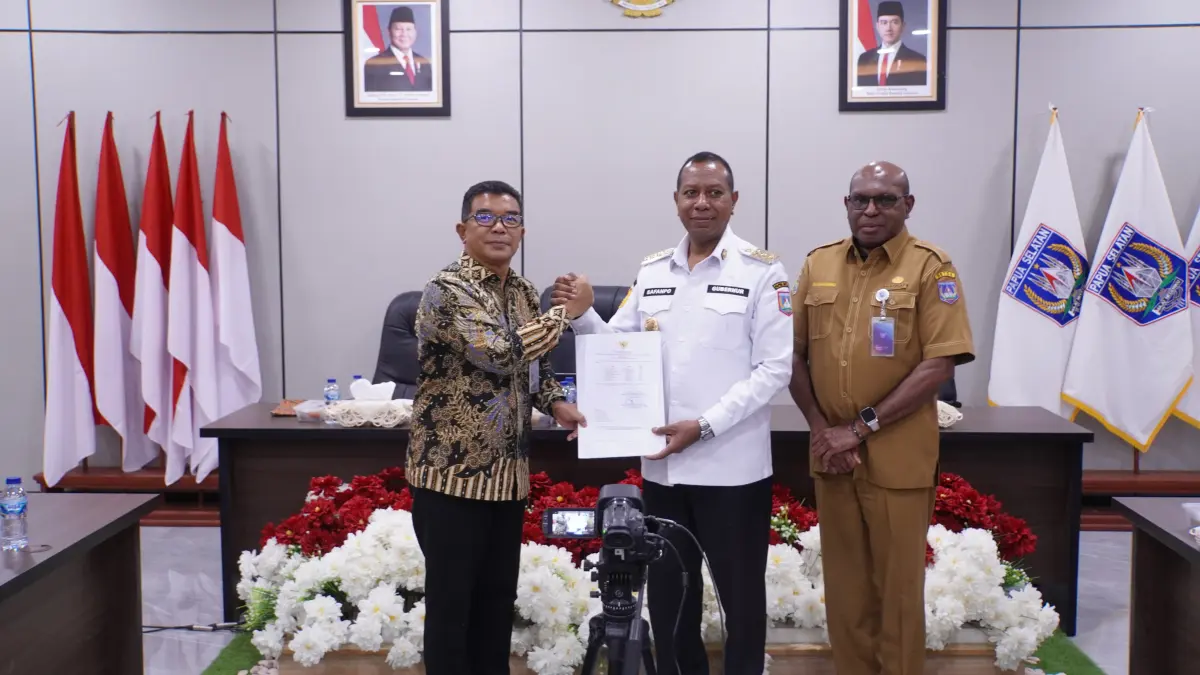 Didampingi Sekda Papua Selatan Ferdinandus Kainakaimu, &nbsp;Gubernur Papua Selatan Apolo Safanpo saat menyerahkan secara simbolis dokumen kepada BPK Perwakilan Papua Selatan untuk pemeriksaan secara rinci, Selasa (7/4/2026). (Humas Pemprov Papua Selatan) 