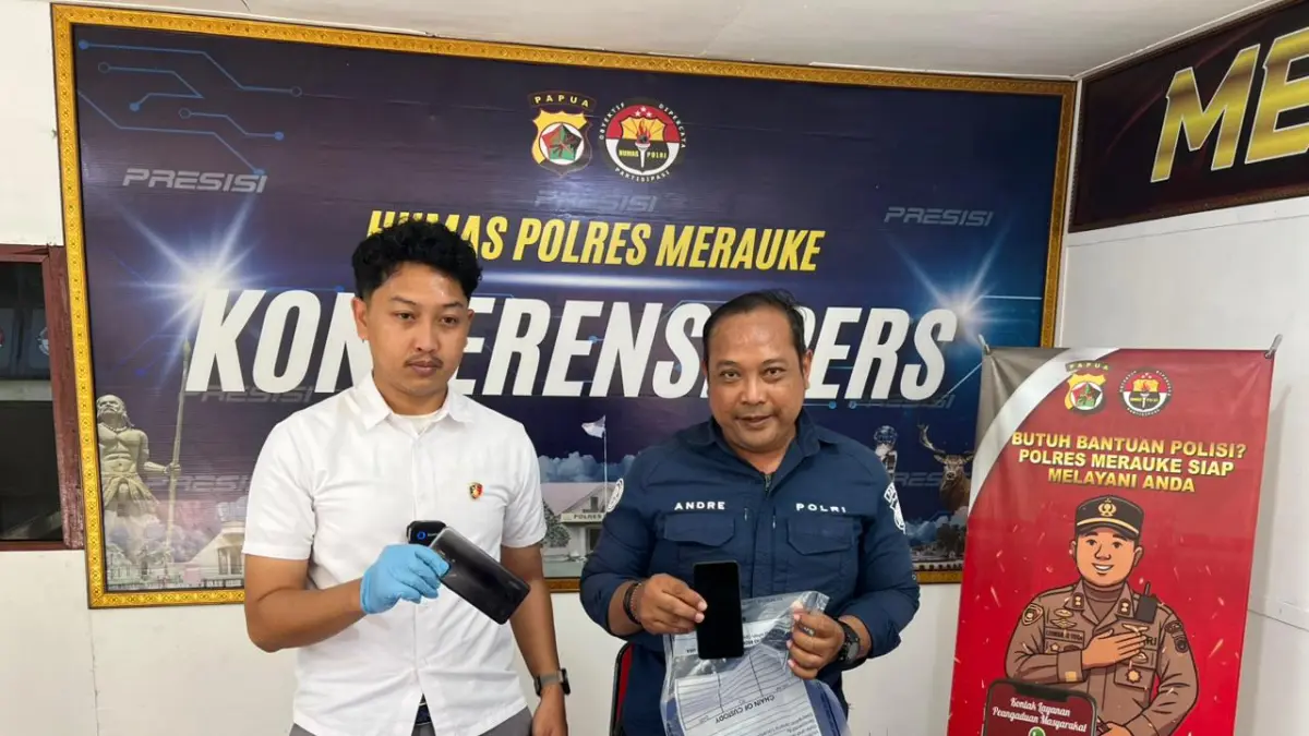 Kaur Bin Ops Reskrim Ipda Akbar RS didampingi PS Kasi Humas Ipda Andre MS saat memberikan keterangan pers saat menunjukan barang bukti 2 handphone milik korban yang berhasil diamankan dari tangan tersangka. (CEPOSONLINE.COM/SULO) 
