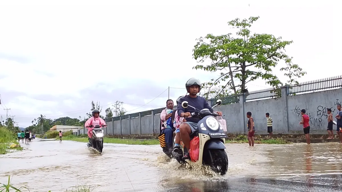 Masyarakat Kampung Kehiran saat melihat kondisi banjir yang melanda pemukiman warga akibat hujan semalam, Rabu (8/4/2026). (CEPOSONLINE.COM_YOHANA)