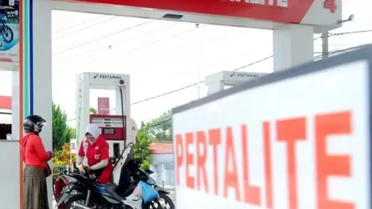 Masyarakat mengisi BBM bersubsidi Pertalite di SPBU. (ISTIMEWA) 