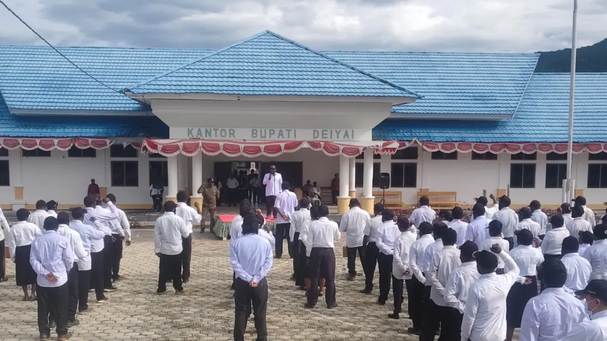 Bupati Kabupaten Deiyai, Melkianus Mote melakukan apel bersama dengan seluruh Calon Pegawai Negeri Sipil (CPNS) Formasi 2024, Tenaga Honorer Kategori II dan Pegawai Pemerintah dengan Perjanjian Kontrak (PPPK) di Halaman Kantor Bupati Deiyai, Rabu (08/04) pagi. ( humas for cepos)