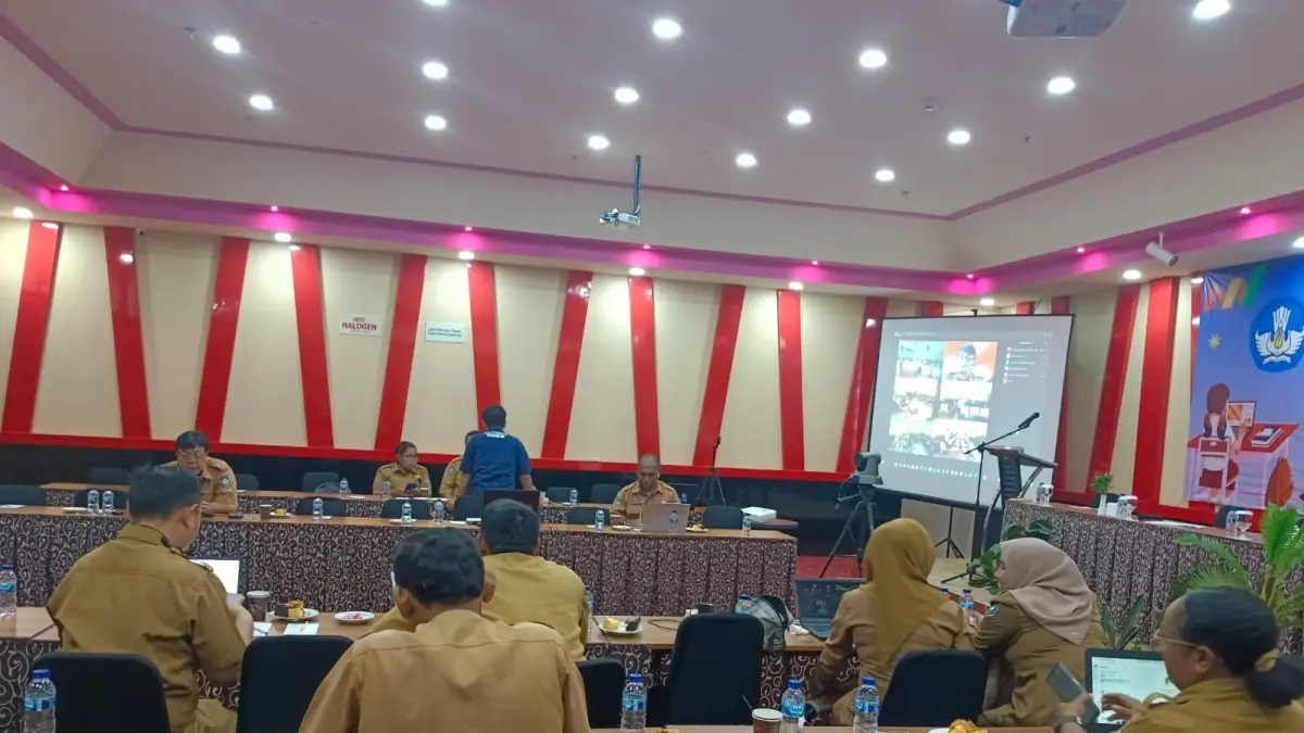 Para Pengawas saat memonitor pelaksanaan tes Kemampuan Akademik (TKA) tingkat SMP yang berlangsung sejak &nbsp;Selasa 7 April dan akan berakhir 16 April mendatang lewat layar monitor. (CEPOSONLINE.COM/SULO) 