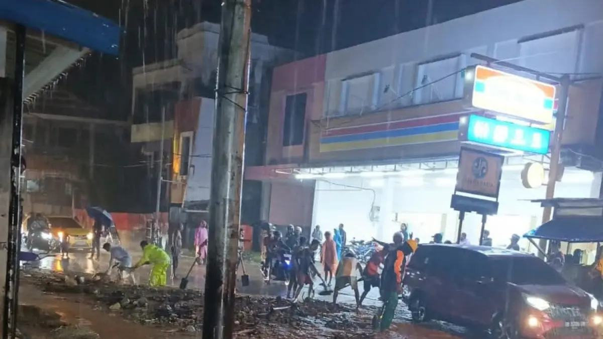 Air yang meluap ke median jalan, tepatnya di depan Indomaret Dok IX, Kamis (9/4/2026). Hal ini disebabkan meluapnya Kali Dok IX, Distrik Jayapura Utara. (Ceposonline.com/Istimewa).