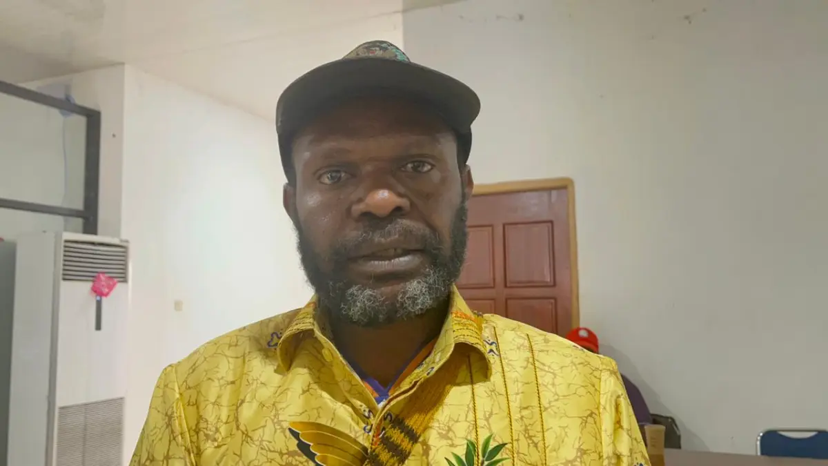 Anggota DPR Papua Tengah dari Dapil Dogiyai, Yones Waine saat diwawancarai. (CEPOSONLINE.COM/THERESIA F. TEKEGE)&nbsp;
