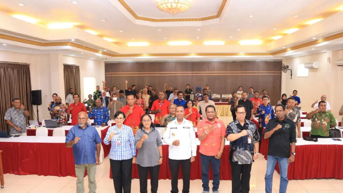 Gubernur Papua Selatan, Apolo Safanpo saat foto bersama peserta Harmonisasi Rancangan Peraturan Gubernur Padiatapa pada masyarakat hukum adat Provinsi Papua Selatan, di Hotel Megaria Merauke, Kamis (9/4/2026). (CEPOSONLINE.COM/SULO) 