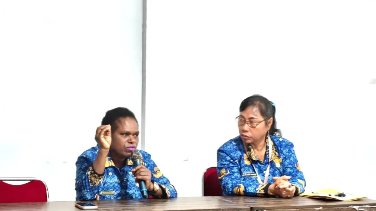 Kepala BKPSDM Papua Tengah, Denci Meri Nawipa saat memimpin rapat. (CEPOSONLINE.COM/HUMAS BKPSDM)