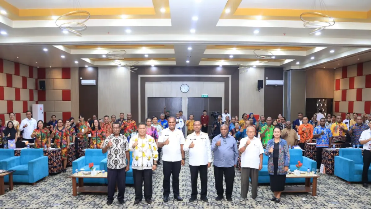 //Papua Selatan//&nbsp;

Gubernur Papua Selatan, Apolo Safanpo bersama para Kepsek se-Tanah Papua &nbsp;pada pembukaan rakor di &nbsp;Merauke, Rabu (8/4/2026).(Ceposonline.com/Sulo). &nbsp;