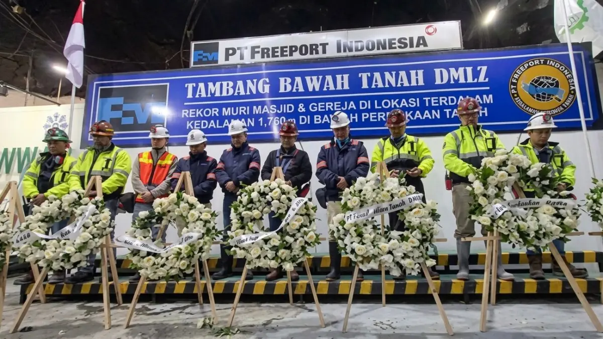 Presiden Direktur PTFI Tony Wenas memberikan penghormatan terakhir kepada korban insiden tambang bawah tanah melalui peletakan karangan bunga di site DMLZ, Mimika, Selasa (7/4/2026). (Ceposoonline.com/Dokumen PTFI).