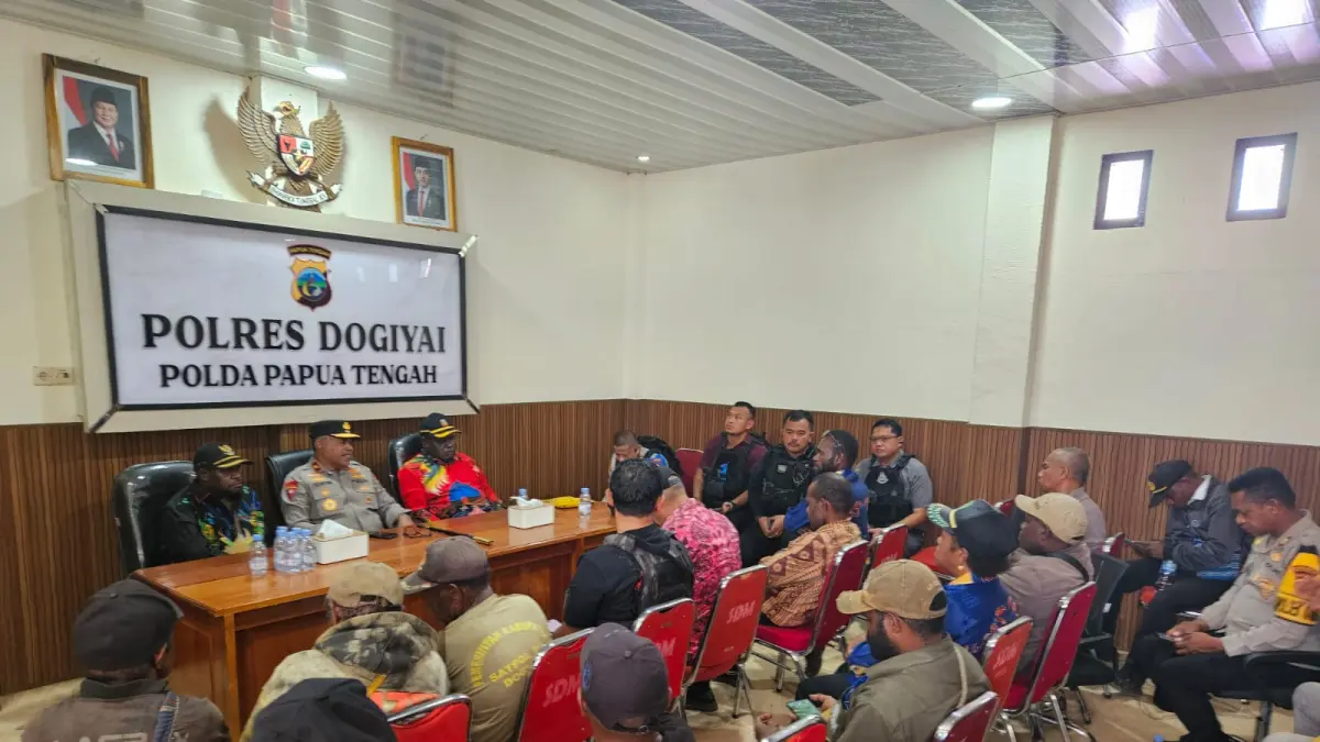 Rapat Kapolda Papua Tengah bersama Pemkab Dogiyai, anggota legislatif dan elemen masyarakat di Mapolres Dogiyai. (CEPOSONLINE.COM/HUMAS POLDA PAPUA TENGAH)&nbsp;