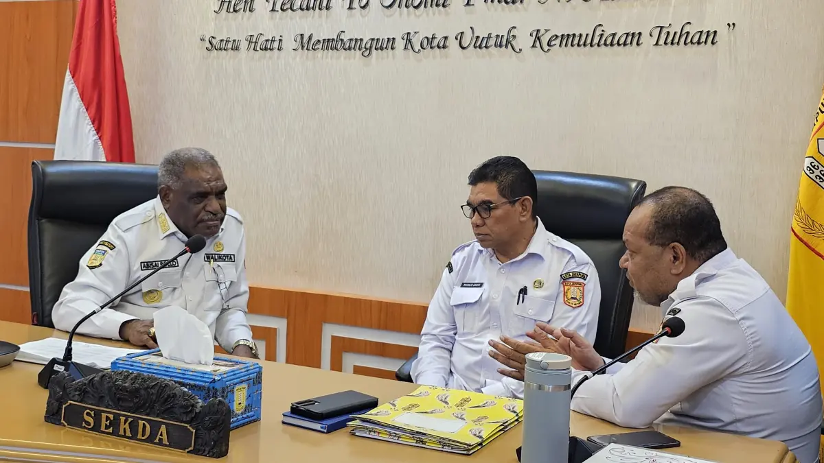 Wali Kota Jayapura, Abisai Rollo saat berdiskusi dengan Plt. Sekda, Muchlis Karim dan Kepala BKPP, Richard Suebu. (CEPOSONLINE.COM/HANS PALEN).