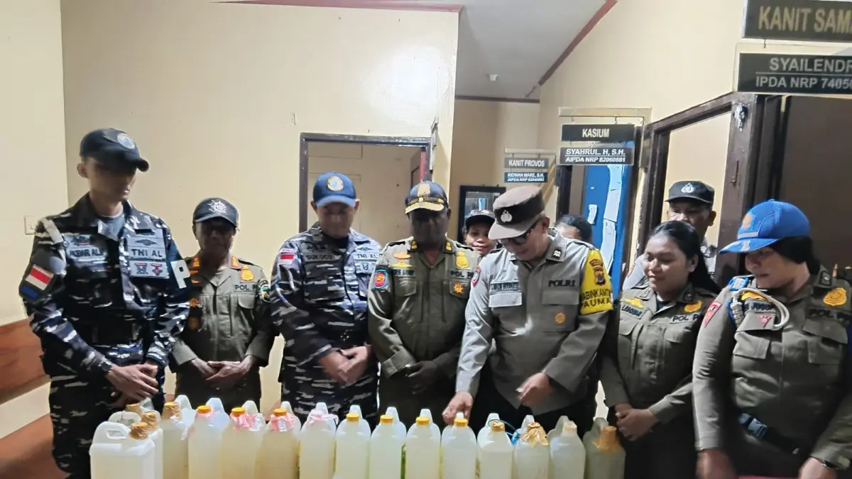Barang bukti miras jenis sopi yang disita petugas saat kedatangan KM. Sirimau di Dermaga Pelabuhan Pomako, Distrik Mimika Timur, Kamis malam, 9 April 2026. (Foto: Istimewa).