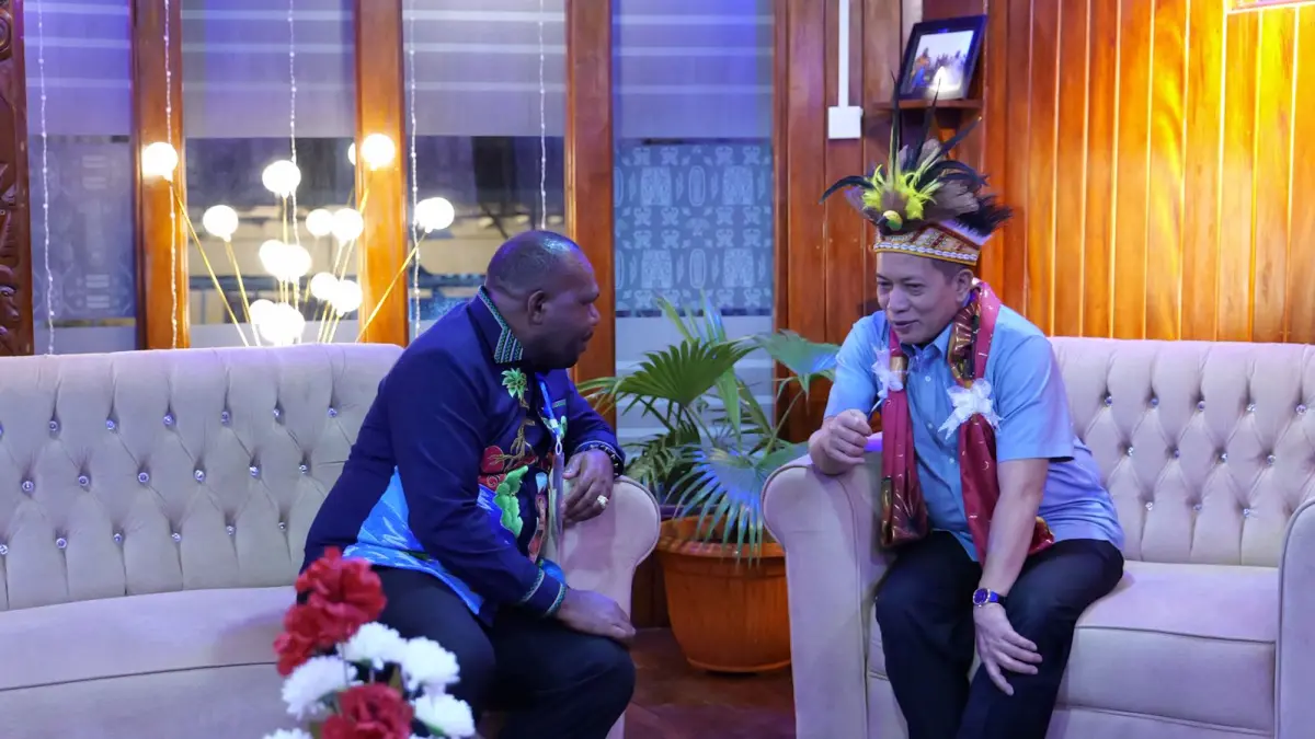 Bupati Intan Jaya, Aner Maisini saat berdiskusi dengan Menteri Koperasi Ferry Juliantono saat berkunjung ke Timika dalam rangka Peresmian Koperasi Merah Putih di Mimika baru-baru ini. (CEPOSONLINE.COM/Bupati Intan Jaya For Cepos)