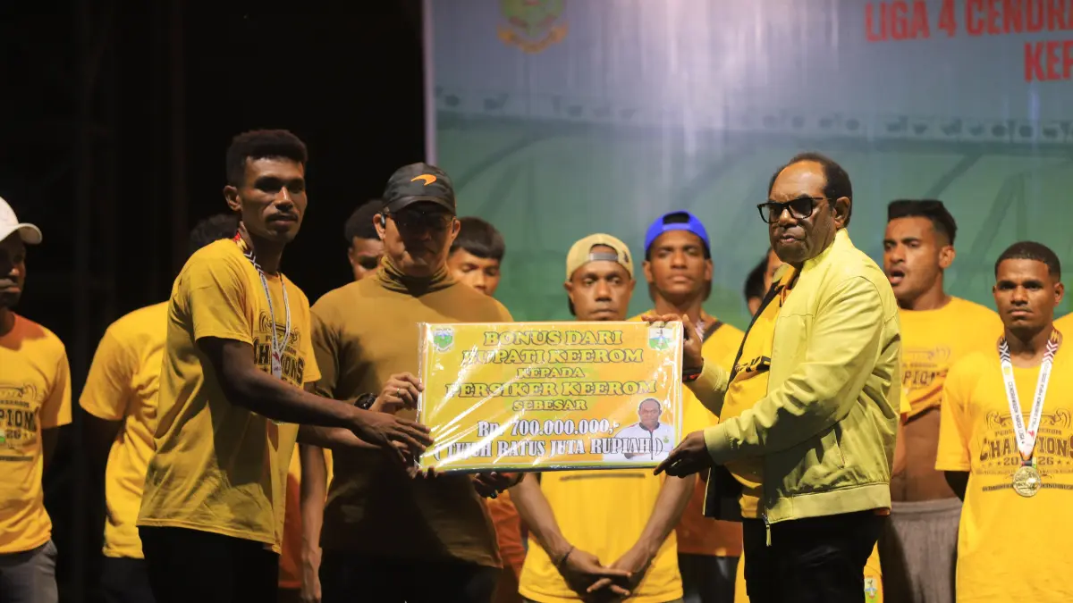 Bupati Keerom, Piter Gusbager saat menyerahkan bonus secara simbolis kepada pemain Persiker dalam malam penyerahan trophy juara kepada masyarakat Keerom di lapangan sepakbola Swakarsa, Arso, Kamis (9/4/2026). (CEPOSONLINE.COM/ERIANTO).
