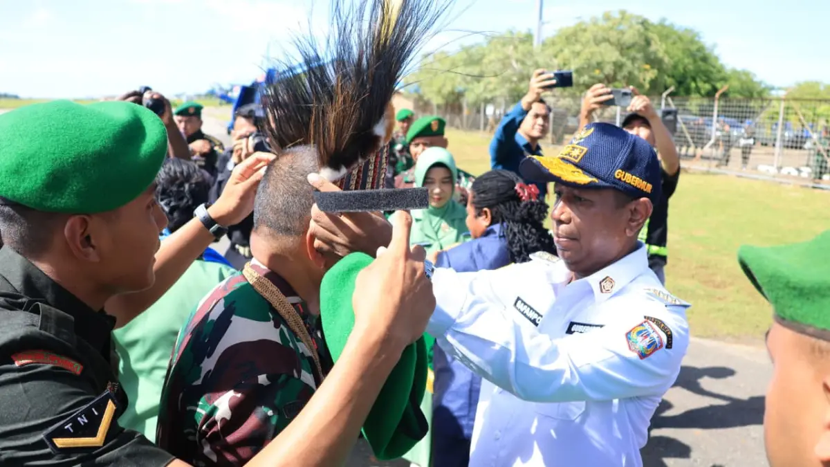 Gubernur Papua Selatan Apolo Safanpo &nbsp;memakaikan mahkota kepala khas Papua ke Pangdam XXIV Mayjen TNI &nbsp;Frits Wilem Rizard Pelamonia saat tiba di Merauke, Jumat (110/4/2026) &nbsp; 