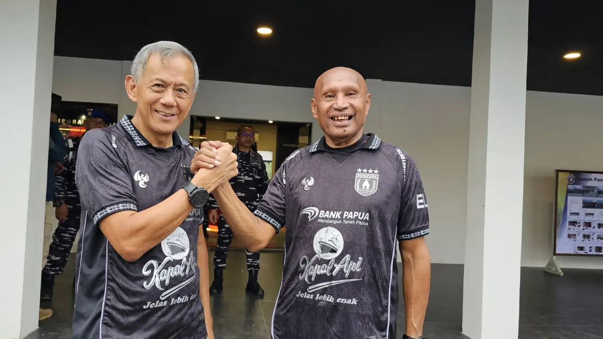 Ketua Umum Persipura, Benhur Tomi Mano saat foto bersama dengan Komisiaris Persipura, Rudi Maswi usai peresmian Persipura Store, Jumat (10/4/2026). (CEPOSONLINE.COM/HANS PALEN).