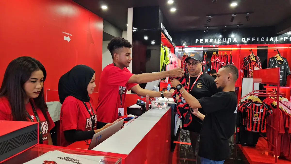 Nampak masyarakat sedang membeli merchandise Persipura di Persipura Store usai diresmikan, Jumat (10/4/2026). (CEPOSONLINE.COM/HANS PALEN)