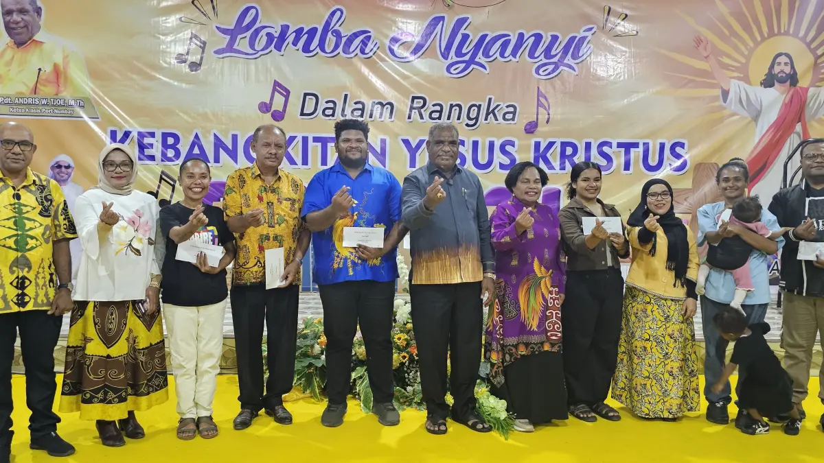 Ondoafi Abisai Rollo didampingi istri, Nerlince Wamuar Rollo saat foto bersama usai memberikan hadiah uang pembinaan kepada para juara. (CEPOSONLINE.COM/HANS PALEN).

