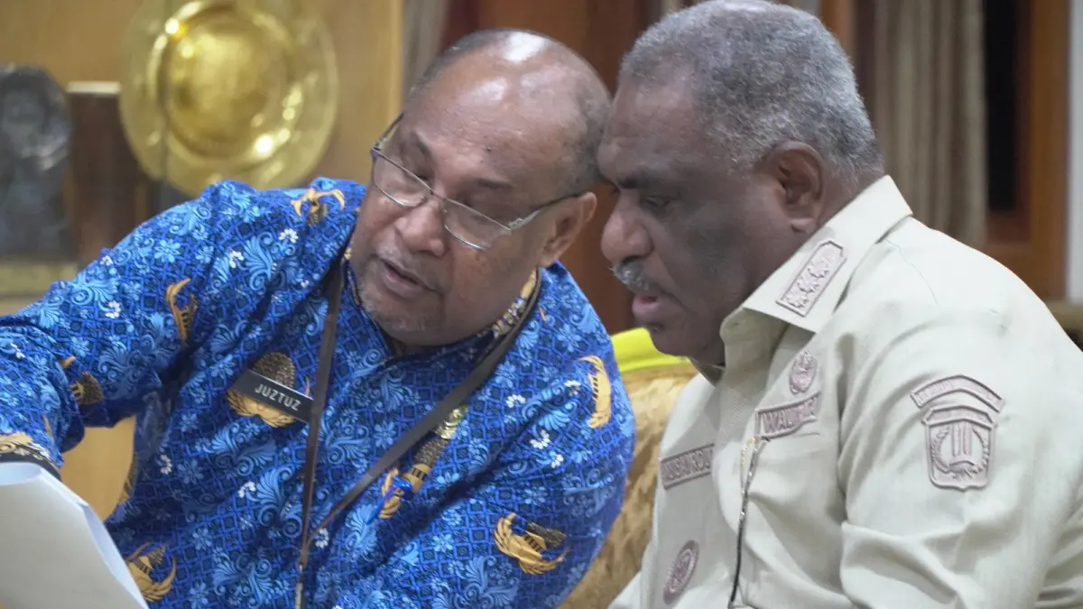 Wali Kota Jayapura, Abisai Rollo saat berdiskusi dengan Kepala BBMKG Wilayah V, Yustus Rumakiek diruangan kerjanya. (CEPOSONLINE.COM/HUMAS PEMKOT).