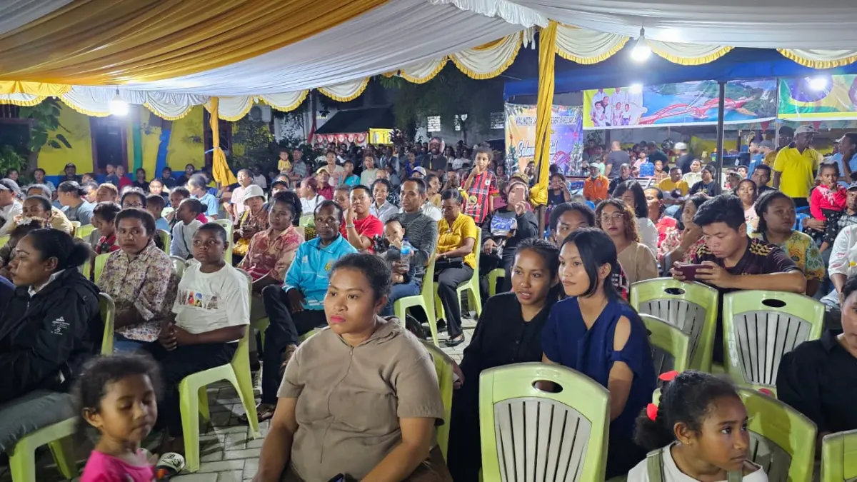 Warga memadati halaman rumah Ondoafi Abisai Rollo. (CEPOSONLINE.COM/HANS PALEN).