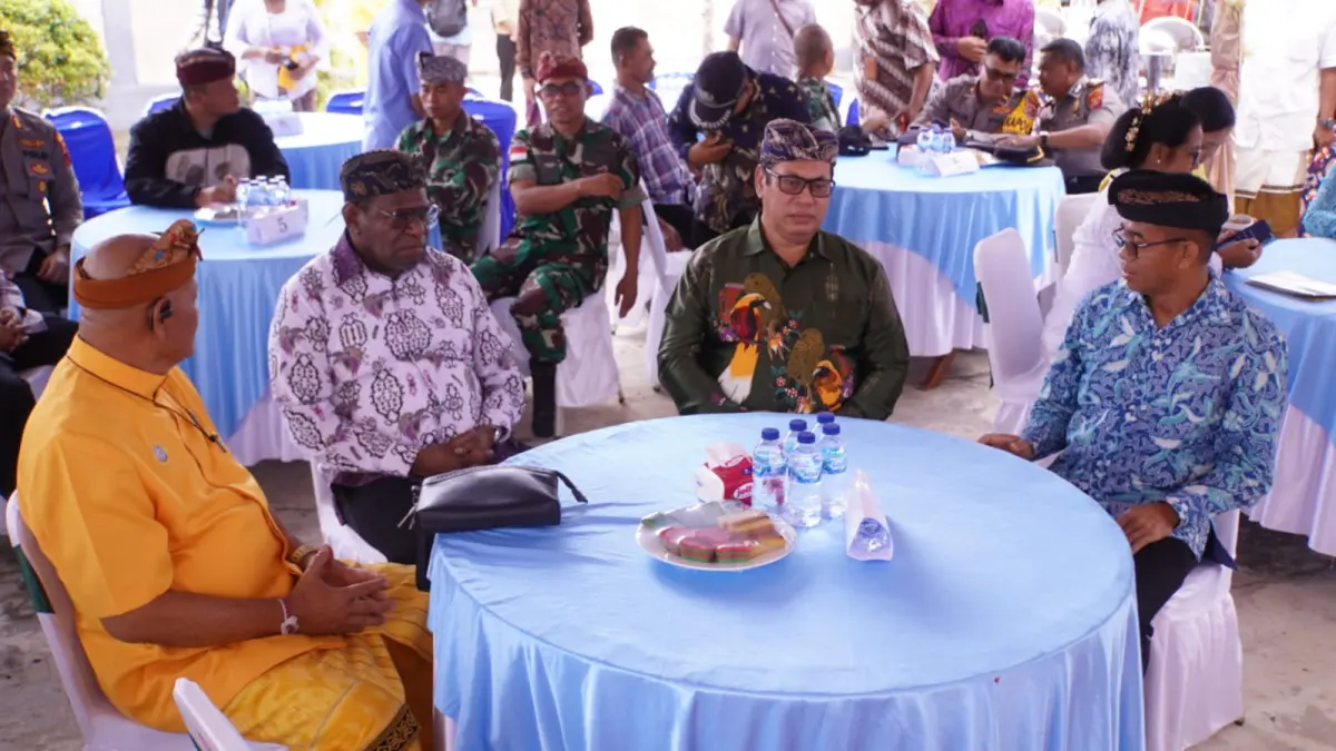 Asisten I Setda Papua Selatan Agustinus Joko Guritno bersama dengan bupati Merauke Yoseph Bladib Gebze, Ketua &nbsp;Parisada Hindu Dharma Indonesia (PHDI) Papua Selatan I Wayan Suasta dan Perwaskilan dari Kementrian Agama Papua &nbsp;pada Dharma Santi yang &nbsp;digelar Umat Hindu di &nbsp;Pura Dhuta Dharma, SP2 Tanah &nbsp;Miring, &nbsp;Sabtu (11/4/2026).
(Ceposonline.com/Sulo)