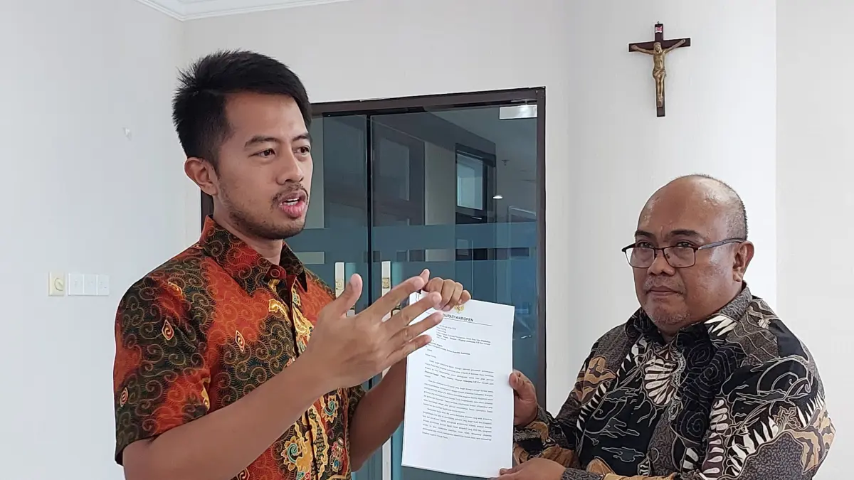Anggota DPR Papua Dapil Yapen-Waropen, Edward Norman Banua menyerahkan aspirasi Bupati Waropen terkait peningkatan status jalan nasional kepada Plt Kadis PUPR Papua Natirmalus D. Renyaan di DPRP, Jumat (10/4/2026)(CEPOSONLINE.COM/KAREL)