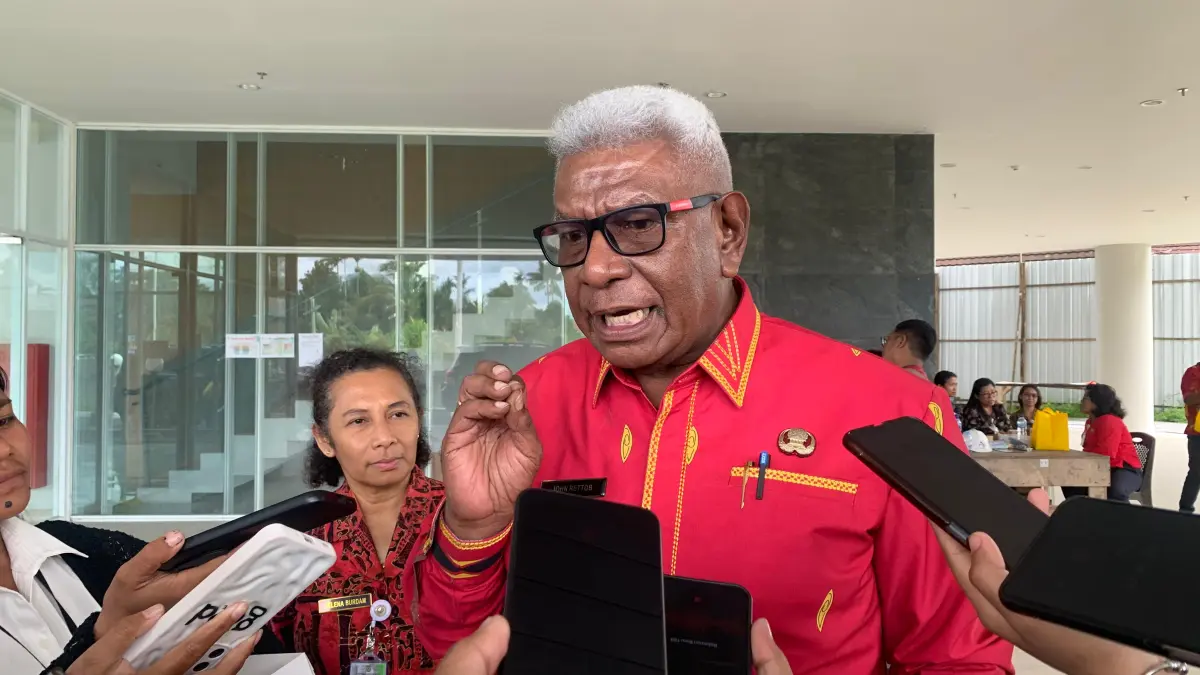 Bupati Mimika, Johannes Rettob. (Foto: CEPOSONLINE.COM/MOH. WAHYU WELERUBUN).