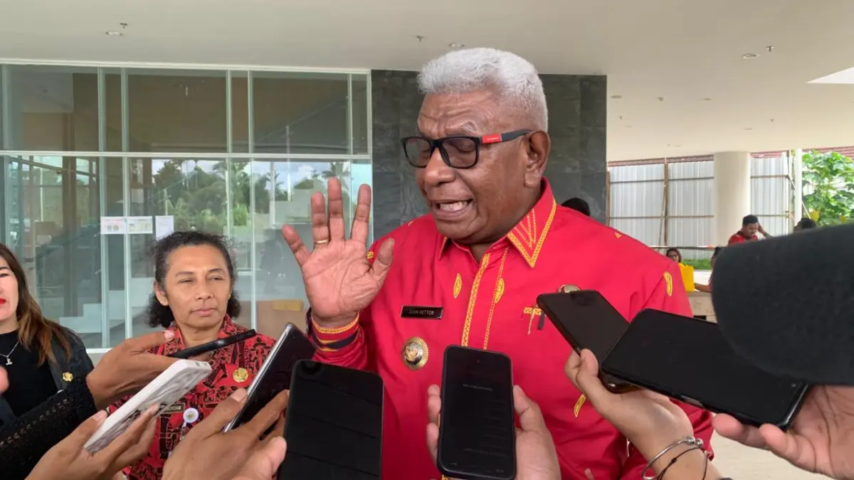 Bupati Mimika Johannes Rettob saat diwawancarai di RSUD Mimika, Jumat 10 April 2026. (Foto: CEPOSONLINE.COM/MOH. WAHYU WELERUBUN).