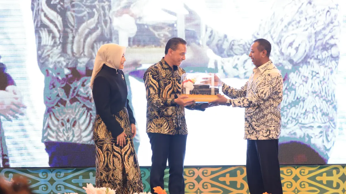 Gubernur Papua Selatan Apolo Safanpo saat menyerahkan cinderamata kepada pejabat lama Pangdam XXIV/Mandala Trikora Letjen TNI Lucky Avianto pada lepas sambut pejabat lama ke pejabat baru Pangdam XXIV/Mandala Trikora, Jumat (10/4/2026) malam