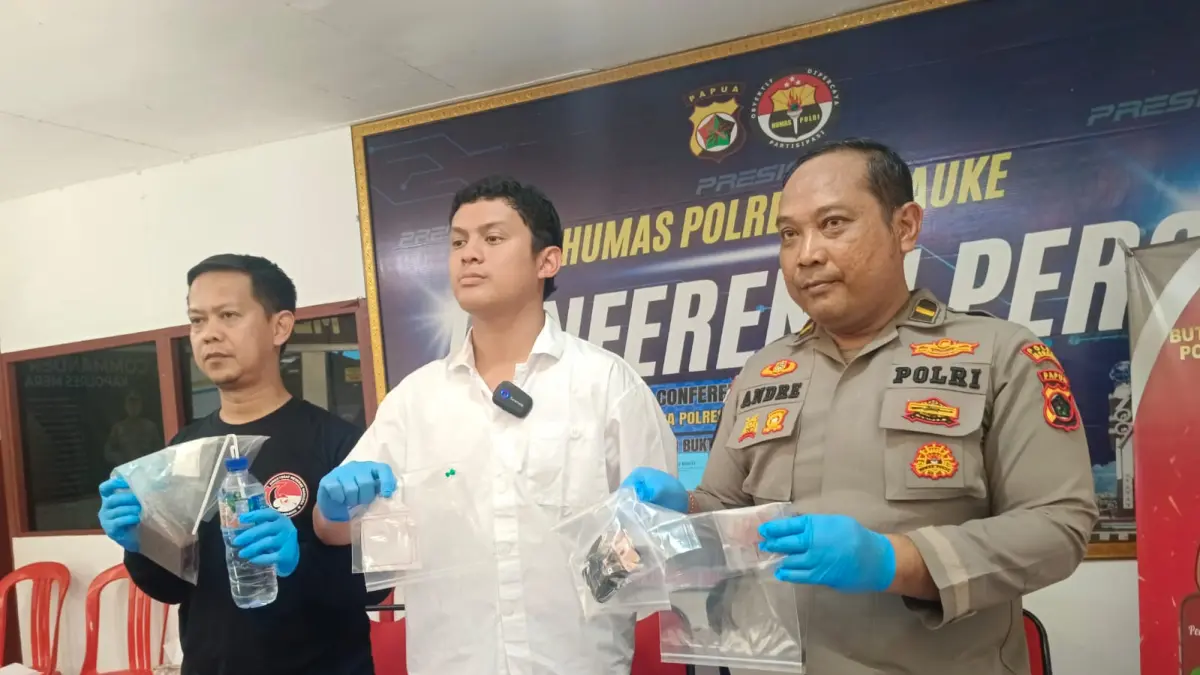Kasat Resnarkoba Polres Merauke Ipda M. Zen F. Ikhsan didampingi Kasie Humas Polres Merauke Ipda Andre M. S. Budi dan Penyidik dari Satuan Resnarkoba saat berikan keterangan kepada pers, Jumat (10/4/2026) (Ceposonline.com/Sulo)